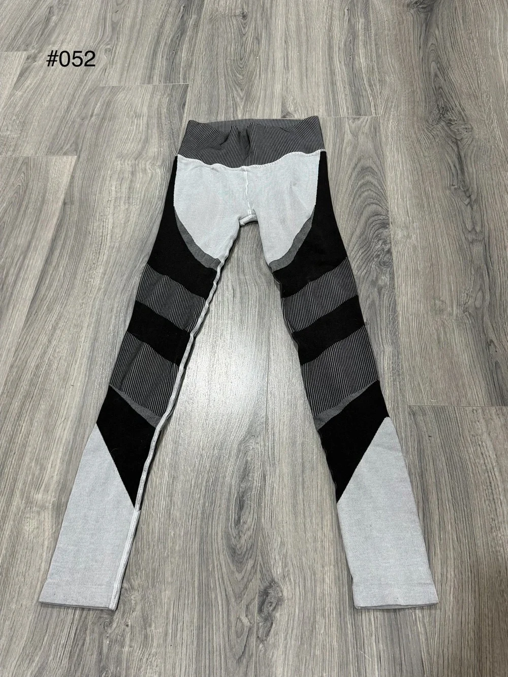 ALO Yoga Girls Grey and Black Patterned Performance Leggings